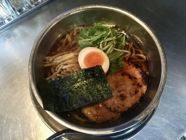 「炙りチャーシューラーメン(醤油、真空手もみ麺、淡麗)」@ZUND-BARの写真