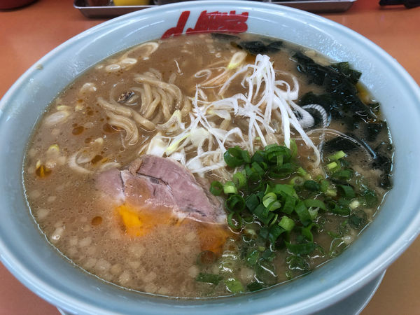 「【期間限定】海老薫るあさり醤油ラーメン（中盛）1030円」@ラーメン山岡家 水戸内原店の写真