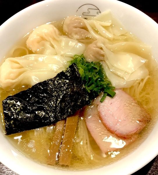 「特製ワンタン麺ハーフ　白黒ミックス(1,000円)」@八雲の写真