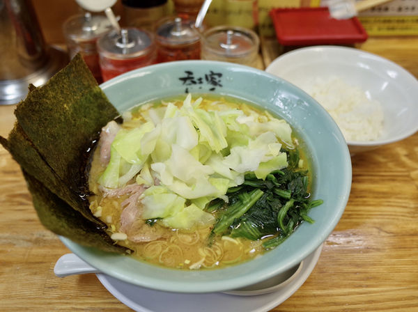 「ラーメン…700円・キャベツ…＋100円」@横浜家系らーめん 秀吉家の写真
