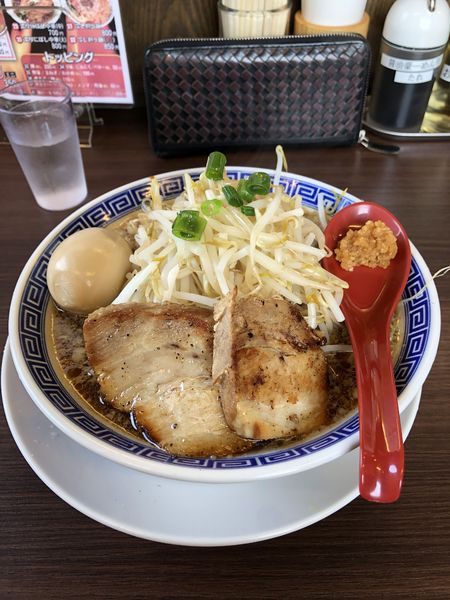 「醤油豪ーめん(中) 煮玉子 にんにく増し」@豪ーめん 八戸尻内店の写真