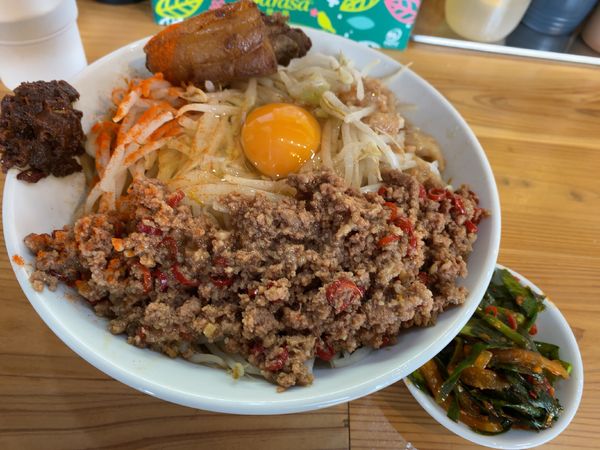 「小汁なし麺（300g）＋ニラキムチ」@立川マシマシ 東金市役所ご近所店の写真