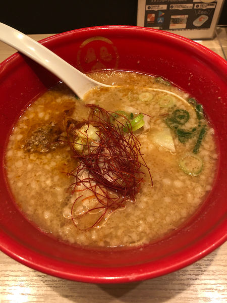 「豚骨　赤（3辛　麺半分）」@TOKYO 豚骨 BASE MADE by 博多一風堂 ecute品川サウス店の写真