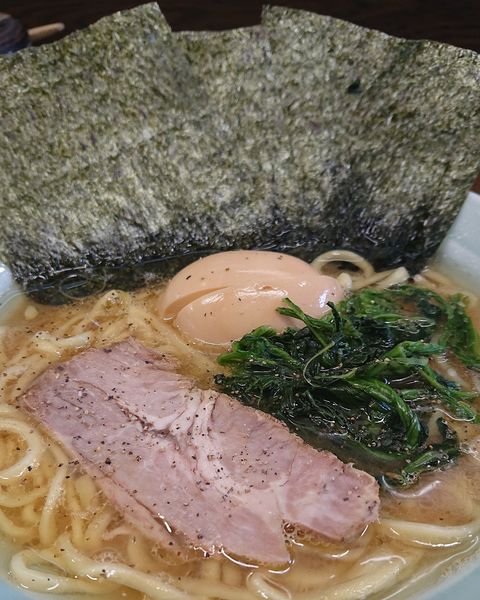 「ラーメン(麺硬め、油多め)味玉、海苔増し」@寿々㐂家の写真