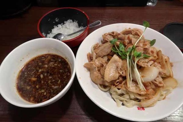 「肉盛りつけ麺並　830円＋無料の肉ちょい増し」@魁 肉盛りつけ麺 六代目けいすけの写真