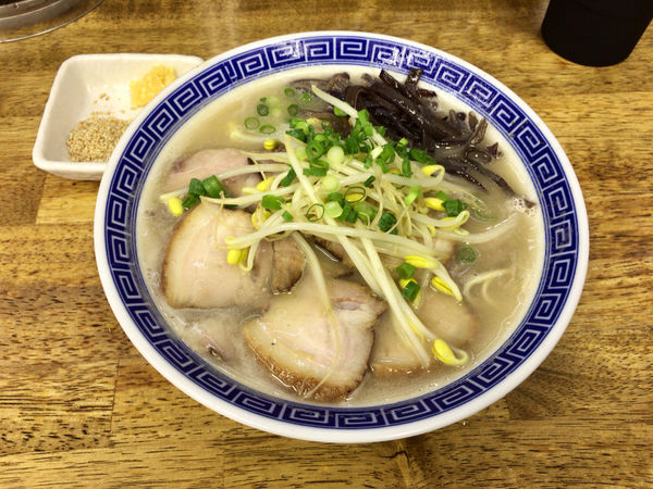 「【丸めの日限定】東久留米豚骨ラーメンpart4＋肉増し」@中華蕎麦 丸め 東久留米店の写真