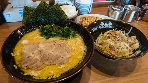 「特製肉汁餃子セット+麺増しW+ほうれん草+もやキャベ+他」@横浜家系ラーメン 小作大和家の写真