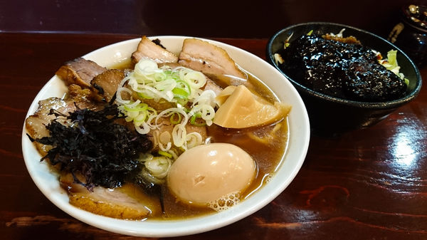 「肉の日限定/炭炙り肉煮干しらーめん+濃厚ブラックソースかつ丼」@らーめん 五ノ神精肉店 煮干し編の写真