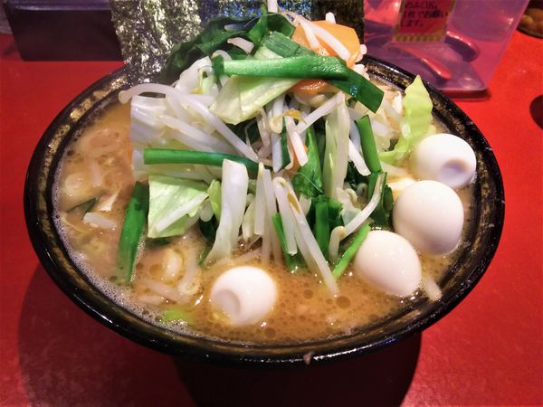「ラーメン（硬め）￥700＋野菜畑￥100＋うずらの玉子￥70」@厚木家の写真