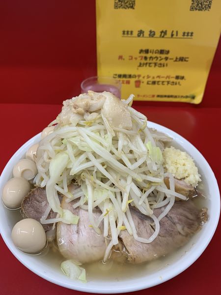 「小豚　ウズラ　ニンニク　ヤサイ　アブラ」@ラーメン二郎 神田神保町店の写真