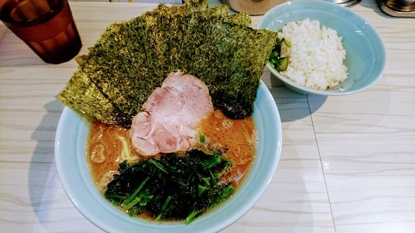 「ラーメン(味濃いめ･麺硬め)+海苔･ライス(サービス)」@横浜家系らーめん 武虎家 綱島店の写真
