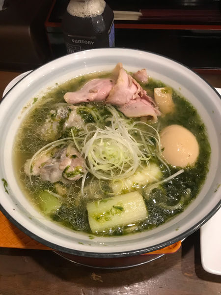 「大きなゴマ河豚と鳥羽産の上質な青さ海苔の塩ラーメン」@まりお流らーめんの写真