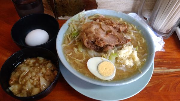 「ラーメン麺少な目サービス生卵ニンニク少しぶたカス入りアブラ」@ラーメン富士丸 西新井大師店の写真
