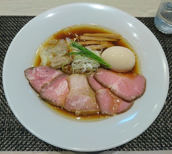 「特製中華蕎麦＜醤油＞（手もみ太麺）」@宍道湖しじみ中華蕎麦 琥珀 東京本店の写真