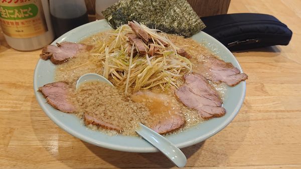 「ネギコテチャーシューメン 中盛り ネギ増し」@ラーメンショップ椿 新治店の写真