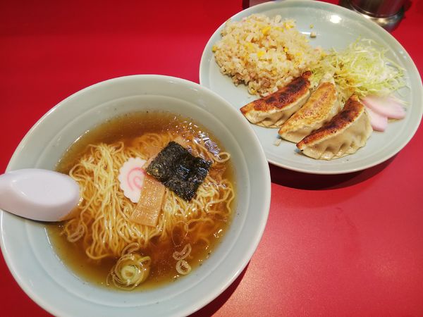 「Ａランチ　（チャーハン＋餃子＋ラーメン＋漬物）」@俵屋飯店の写真