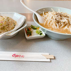 味噌ラーメン　半チャーハン