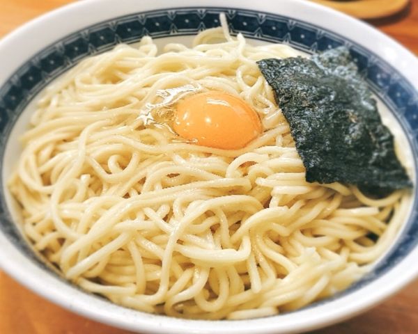 「冷やし油そば中盛(900円)生玉子(50円)」@自家製中華そば としおかの写真