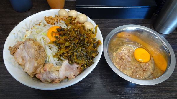 「ラーメン（750円）＋汁なし＋うずら＋アブラたまご＋高菜」@ラーメン二郎 川越店の写真