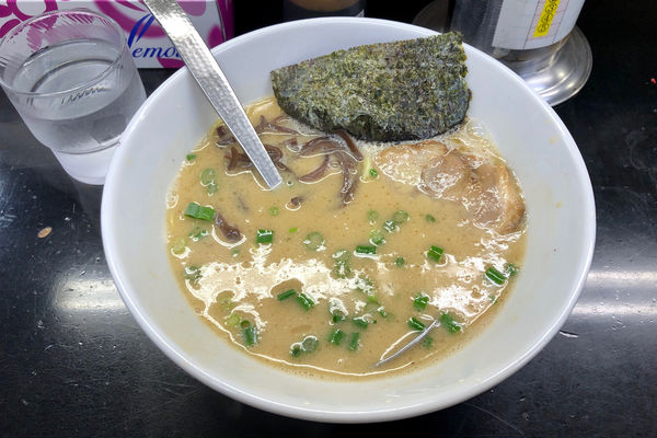 「黒丸ラーメン(曜日別(水.木))500円+赤玉」@一番 新狭山店の写真