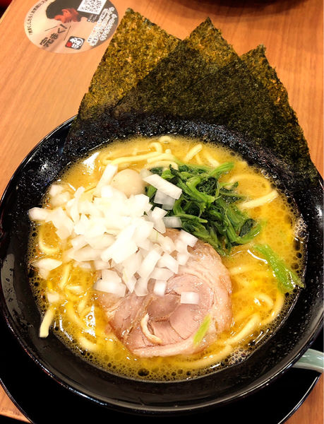 「ラーメン(麺硬め.玉ねぎ)」@志木商店の写真