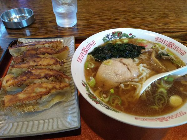 「佐野ラーメン 650円 手作り焼き餃子5個 400円」@満州園の写真