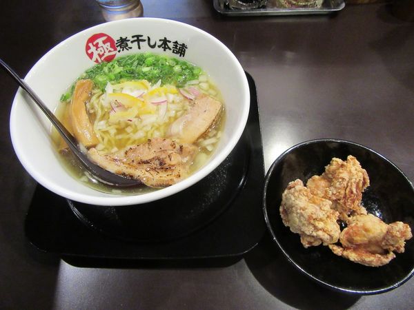 「淡麗煮干し塩ラーメン（７８０円）＋唐揚げ」@極煮干し本舗 荒川沖店の写真
