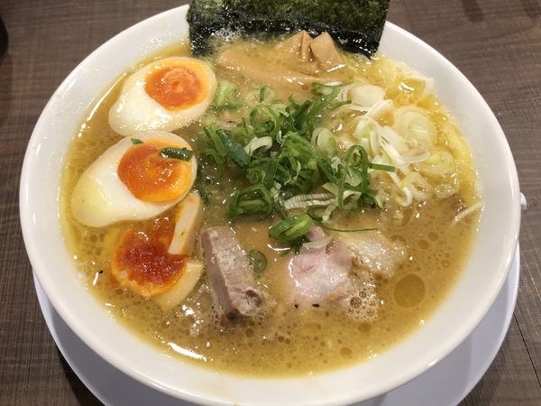 「鶏煮込みらぁめん」@岡本商店 北浜店の写真