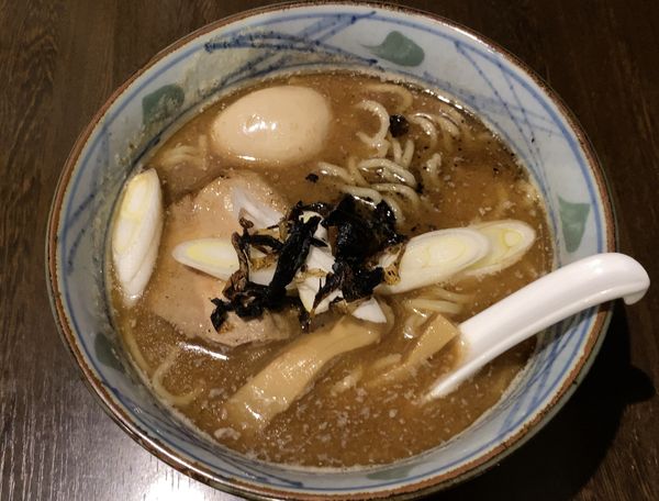 「らー麺＋味玉」@魔乃巣の写真