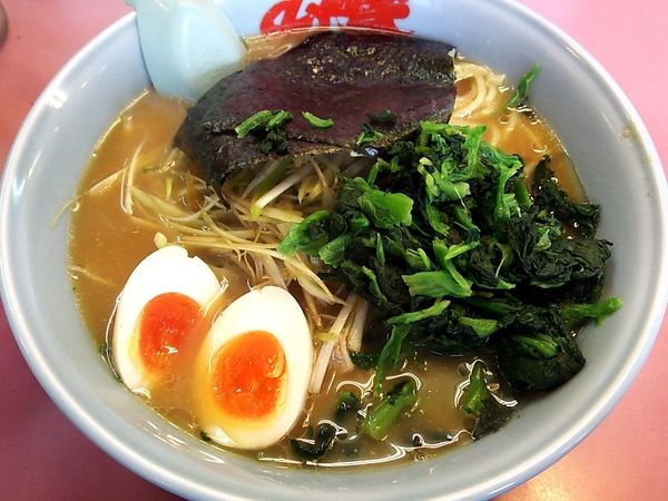 「醤油ネギラーメン中盛+ホウレン草+味付け玉子」@山岡家 平塚店の写真