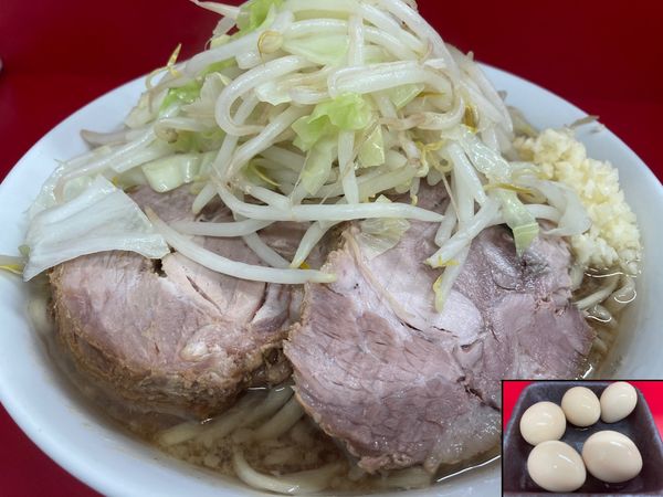 「小ラーメン（ヤサイ少な目）＋ウズラ＋ニンニク」@ラーメン二郎 神田神保町店の写真
