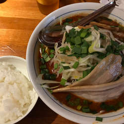 魚辛麺（2辛）＋野菜増し＋ライス 880円