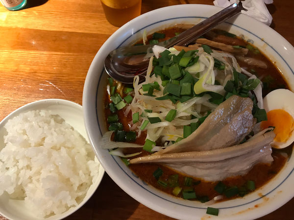 「魚辛麺（2辛）＋野菜増し＋ライス 880円」@旨辛麺かつくに 荻窪店の写真