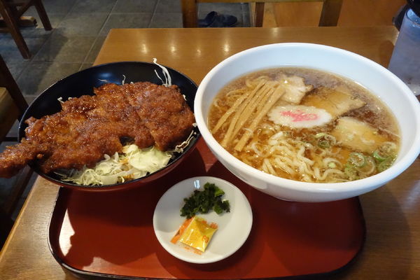 「中華そばと会津ソースかつ丼（ミニ）のセット」@めでたいやの写真