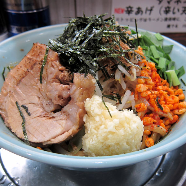「四川（冷やし） 950円（蒜・魚粉・辛あげ）」@麺でる 川崎店の写真
