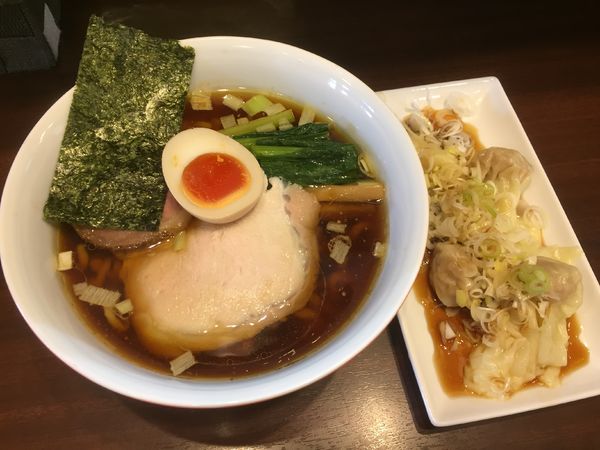 「醤油らーめん＋皿ワンタン」@とものもとの写真