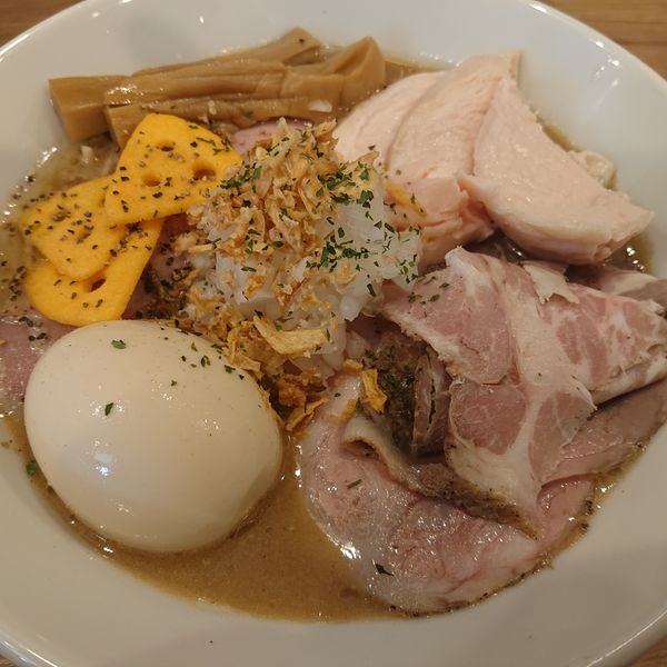 「限定 DX特濃ワタリガニ2000円、燻製煮干し和え玉400円」@煮干拉麺 小烏丸 問屋町店の写真