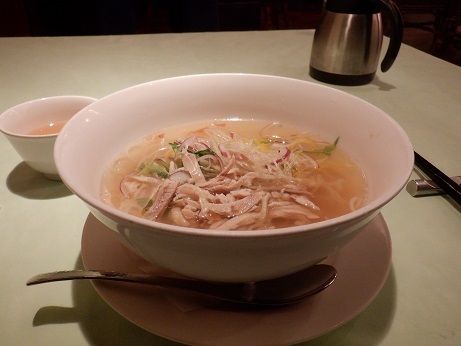 「鶏絲上湯麺　鶏つゆそば（塩味）」@維新號 點心茶室 二子玉川店の写真