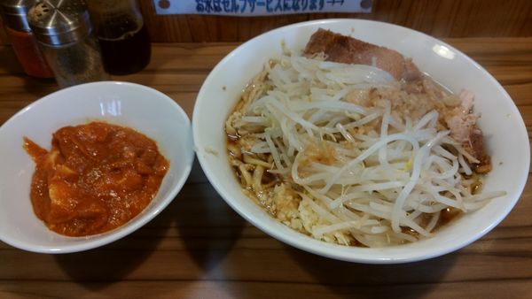 「ラーメンニンニク少し別皿麻婆」@ヒノブタセカンド 南越谷駅前店の写真