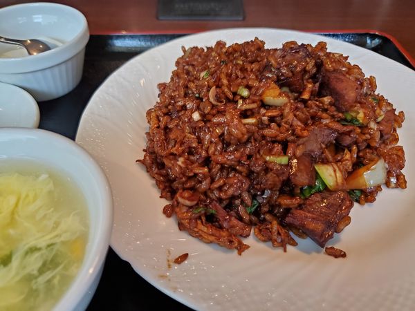 「コロコロ角煮黒チャーハン」@四川厨房 横浜西口店の写真
