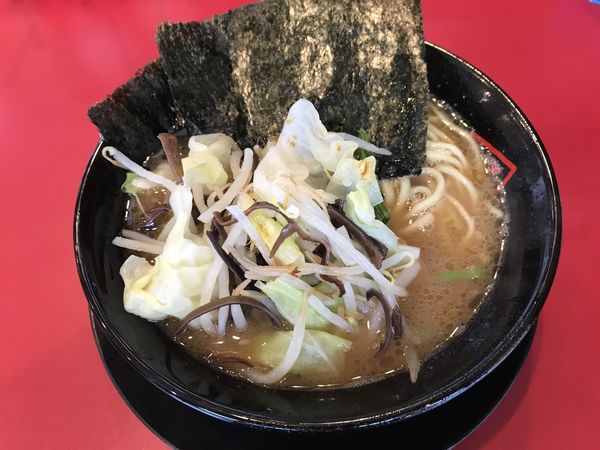 「ラーメン 並 730円＋温野菜 120円」@家系ラーメン王道 王道之印の写真