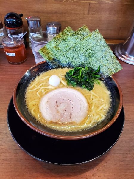 「醤油豚骨ラーメン」@横浜家系ラーメン なるは家の写真