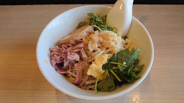 「【限定】ほんのり煮干し香るジャンクなまぜそばv2 800円」@寿製麺よしかわ 坂戸店の写真