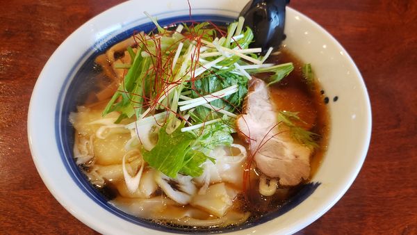 「鴨しょうゆ＋わんたん」@めん処 笑家の写真