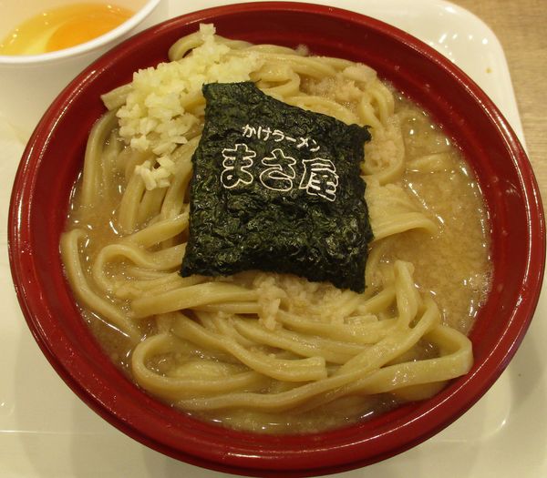 「極太麺醤油（並）＋生卵　380円＋50円」@かけラーメン まさ屋 池袋店の写真
