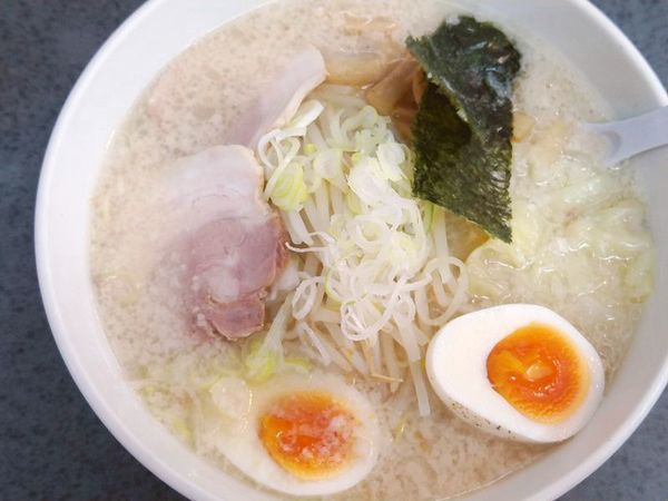 「ハッスル塩ラーメン＋ワンタン＋半熟玉子」@ハッスルラーメンホンマ 亀戸本店の写真