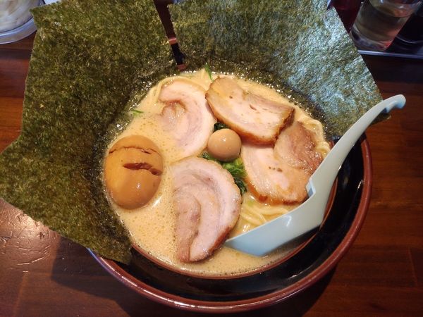 「醤油ﾁｬｰｼｭｰ+味玉+のり」@麺屋TAKUMI 加須店の写真