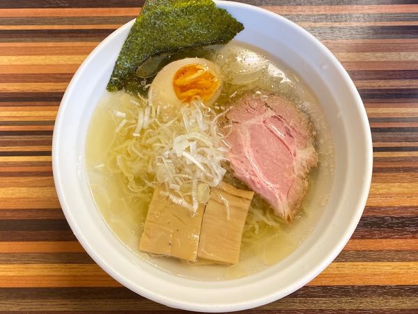 「冷やしらぁめん 白辛オイル 半麺 半チャー 850」@めん処 倖佳の写真