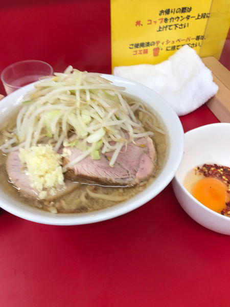 「半分　固め　なまたまご　うずら」@ラーメン二郎 神田神保町店の写真