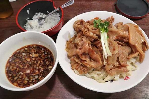 「肉盛りつけ麺並　830円＋肉増し　120円他」@魁 肉盛りつけ麺 六代目けいすけの写真